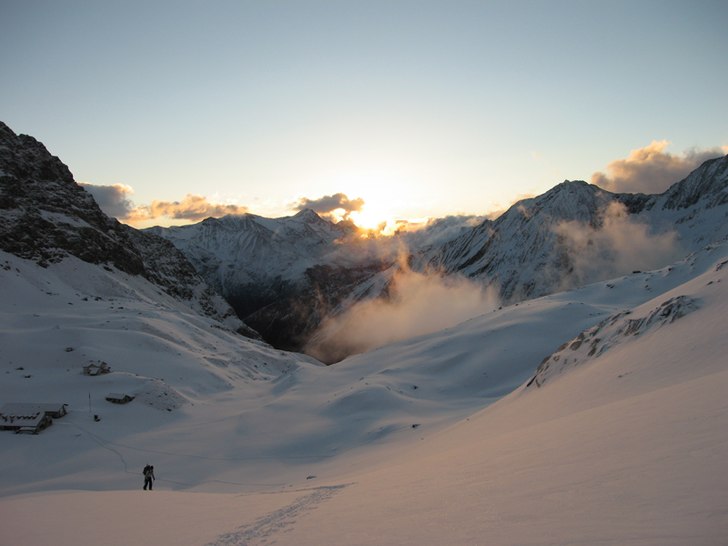Lägga morgonspår i nysnö med denna utsikten kan. Foto: Christian Türk. Åkare: David.