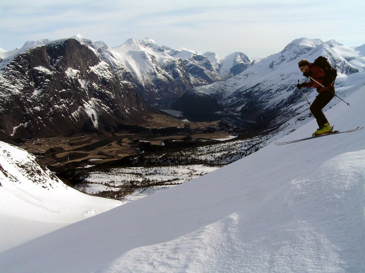 Andreas droppar en hängdriva på väg ner från... Foto: Johan Olofsson. Åkare: Andreas Persson.