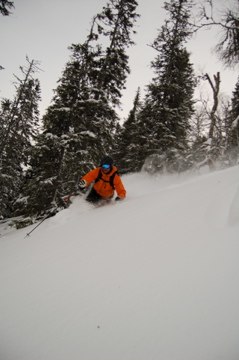 Tro det eller ej, det är puder och det lutar i S�. Foto: Anders Frisk. Åkare: Daniel Andreou.