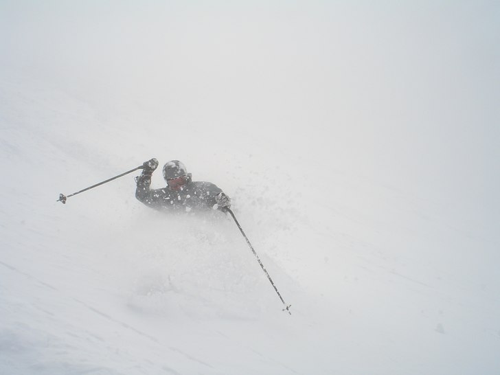 Mycket nysnö o nästan tomt i backen. Dålig sikt. Foto: Peder Häggström. Åkare: Magnus Brandt.