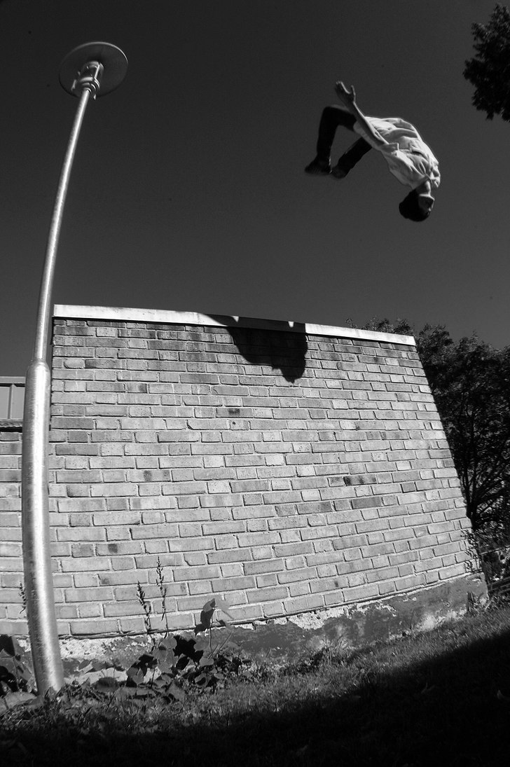 simon fotar mig på en backflip från "muren&. Foto: Simon Lindberg. Åkare: Petter Hedström.