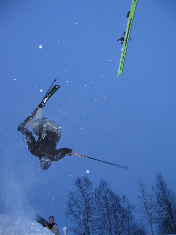Martin tar en backflip og mister skien.. Foto: Espen Kalkenberg. Åkare: Martin Petter Kalkenberg.