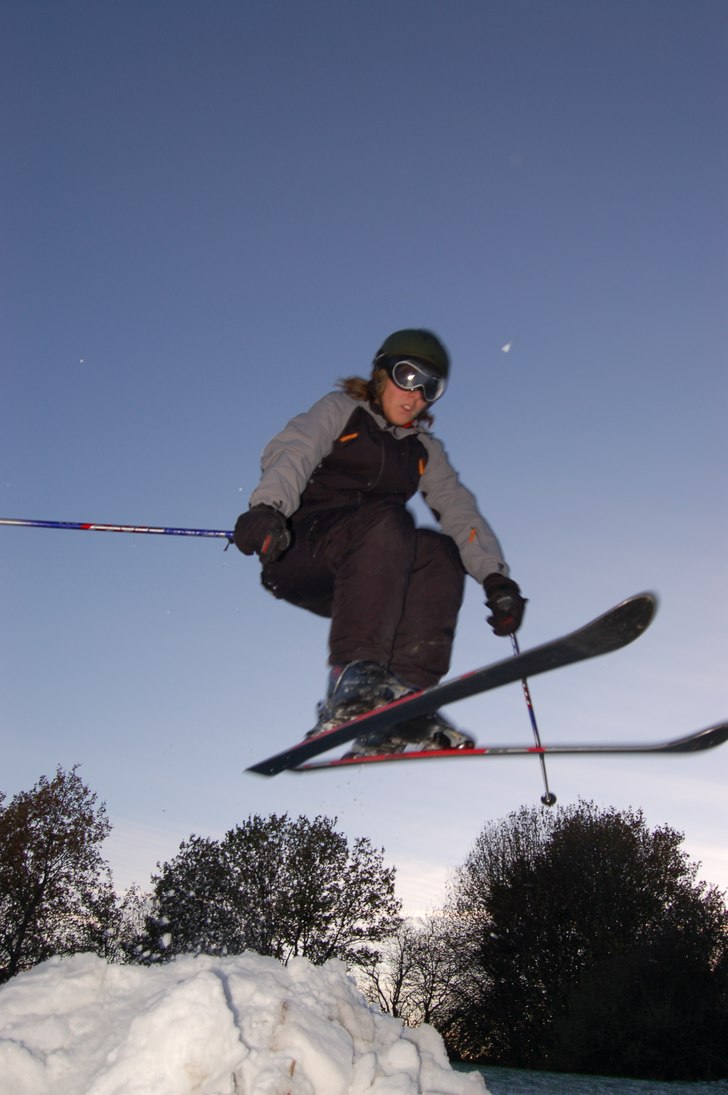 Årets första skidåkning! Vi tog snö från isha. Foto: Eric Schelin. Åkare: Fredrik Trella.
