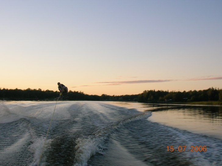 en natt me wakeboard,dragen med en wellcraft.. Foto: björn ahlskog. Åkare: jonathan björkskog.