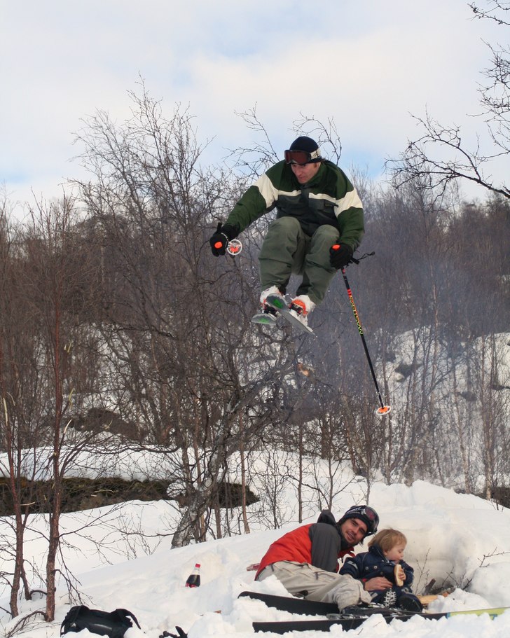 Bill hopper over Bosse og Storm. Foto: Odd Roar Salamonsen. Åkare: Bill Strand.