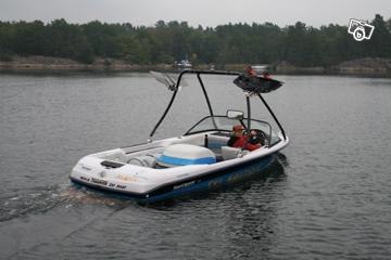 Båten får vara med på en bild åxå. Foto: okänd. Åkare: ingen.