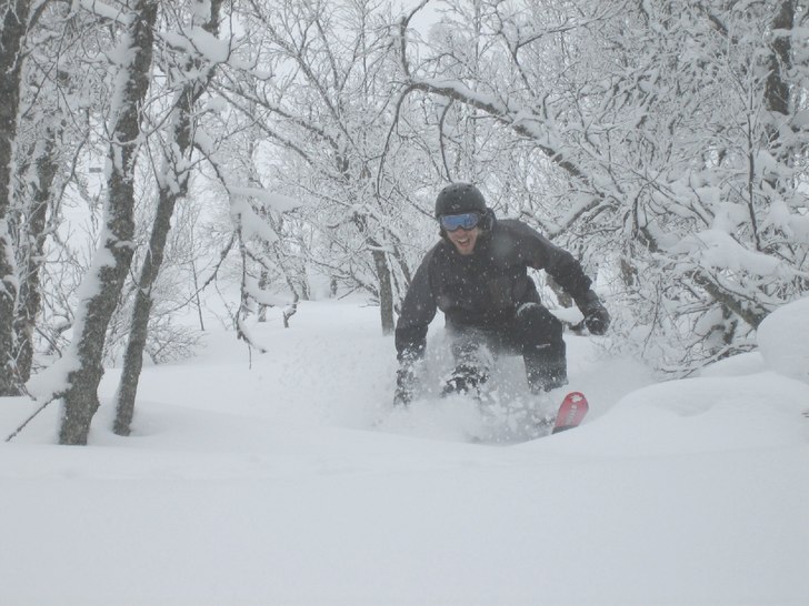 Intill gamla tvåstolarn, bra skogsåkning, aninge. Foto: Tobbe Ryd. Åkare: Johan Carlsson.