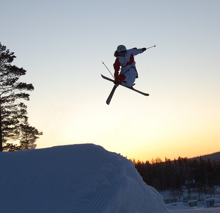trehundrasextiograderssnurrmedhanpåläggning. Foto: Robin Bergström. Åkare: RasmusRosénLindahl.