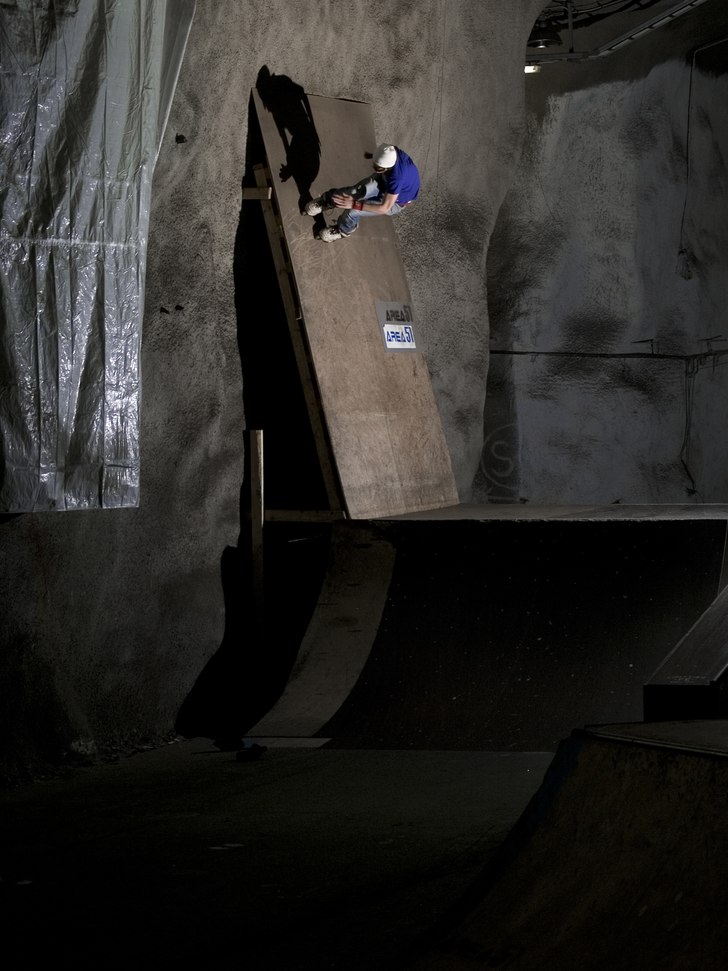 Jens gillar att åka baklänges på väggar. www.f. Foto: Johan Dunevall. Åkare: Jens Karlsson.