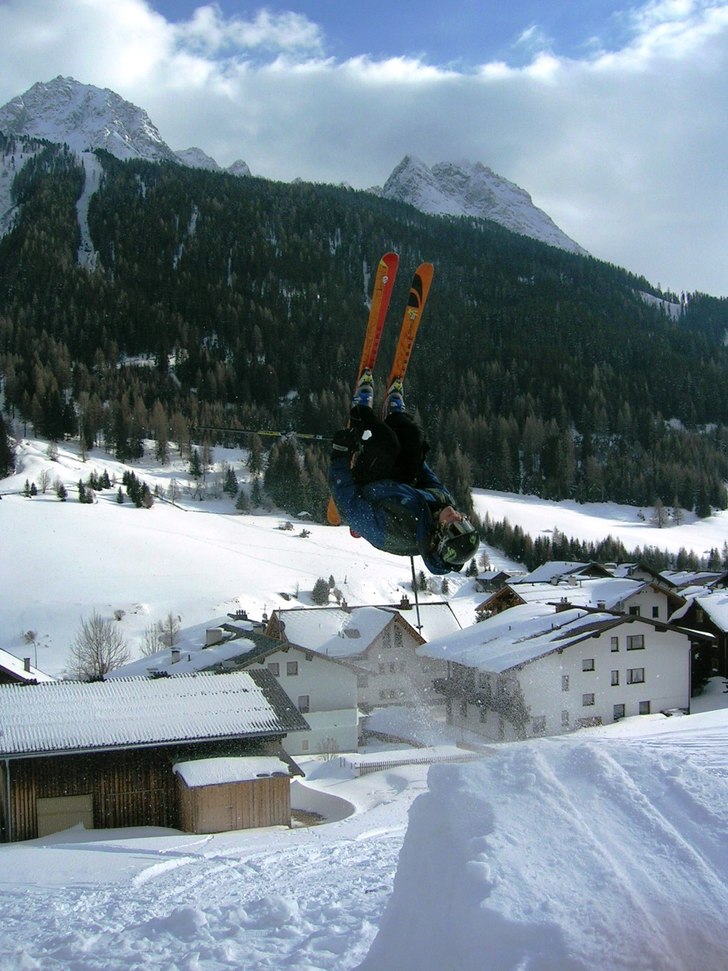 Backyard session.. . Foto: Peter Tobiassson. Åkare: Marcus Henningson.