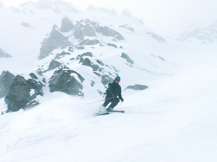 På väg ner för baksidan av Mnt Fort.. Foto: Manu Emanuelle. Åkare: Janne Hedin.