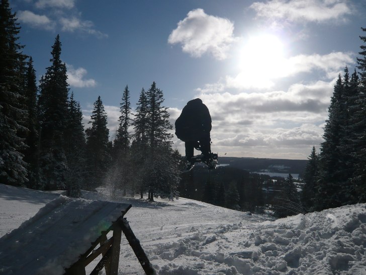 Vuxna människor leker med snowracer! Vi letade up. Foto: Tomas Bylund. Åkare: Simon Bylund.