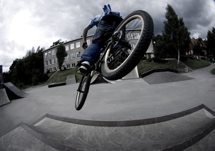 Andreas aka Chico Laddar på fett i bike parken i . Foto: Nicke Jacobsson. Åkare: Andreas Jacobsson.