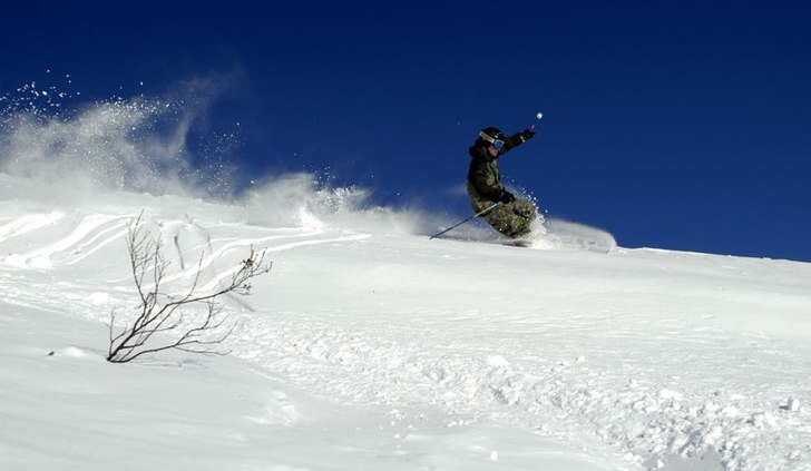 Anders drar en skön puder sväng på väg ner fö. Foto: Fredrik Hvass. Åkare: Anders Axberg.