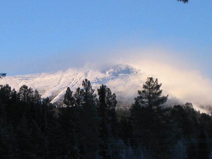 Snökanonerna klär in hela Hoverksfjället i skö. Foto: Daniel Rapp.
