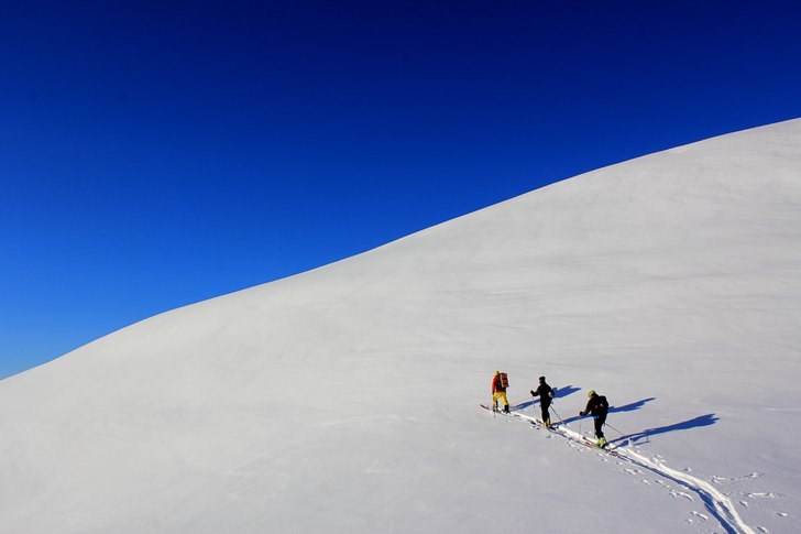 På väg upp på Steindalseggi 1488 möh med skid�. Foto: Simon Johansson. Åkare: Ola Potti Olsen, Andreas Sørstrøm, Bent Linstad.