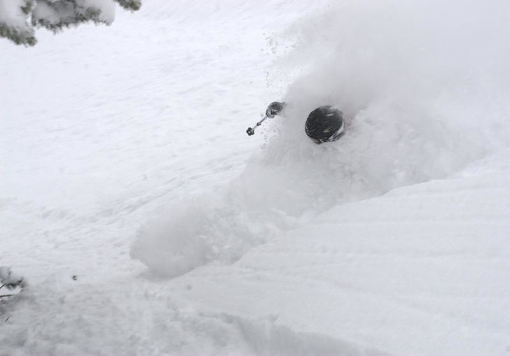 Deep deep powder ;). Foto: Hans Magne Helland. Åkare: Robert Bergseth.