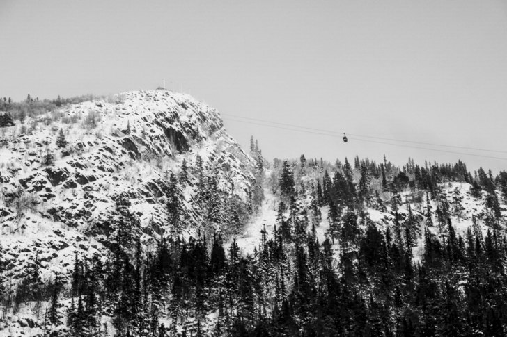 Kyrkogårdsrännan ringlar sig ned längs klippvä. Foto: Petter Elfsberg.