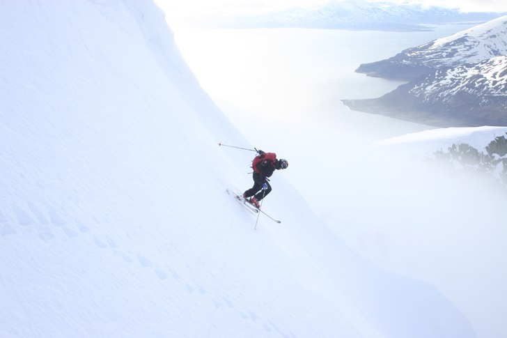 1200 meter ner till havet. På tur med skiogskred . Foto: Christer Harnesk. Åkare: Markus.