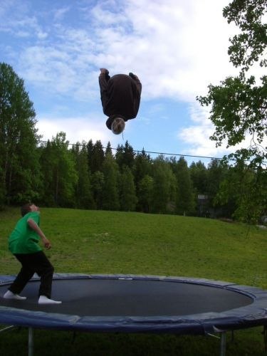 Robin gör en hög backflip. Foto: Rasmus Trolin. Åkare: Robin Trolin.