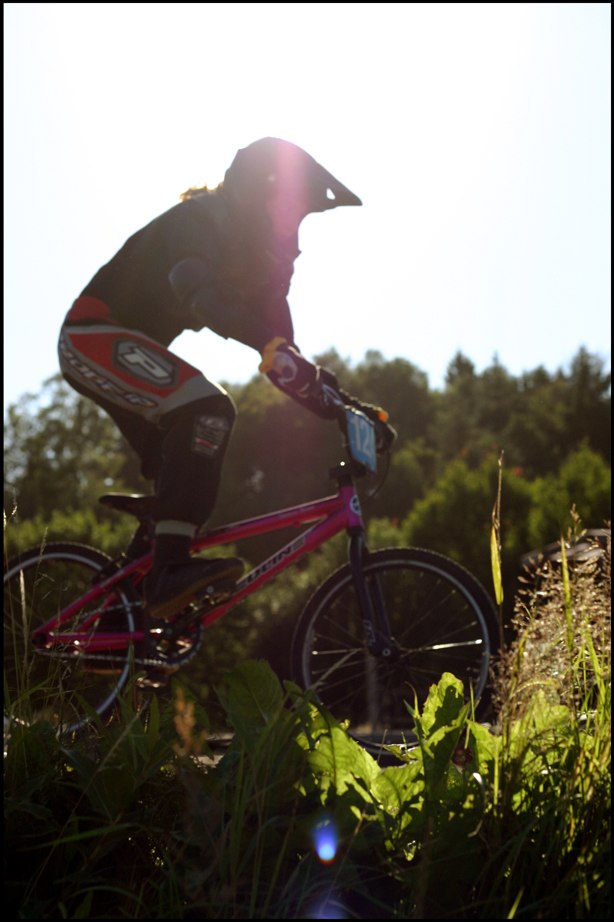 Fullfart på BMX-banan.. Foto: Magnus Chöler. Åkare: Okänd.