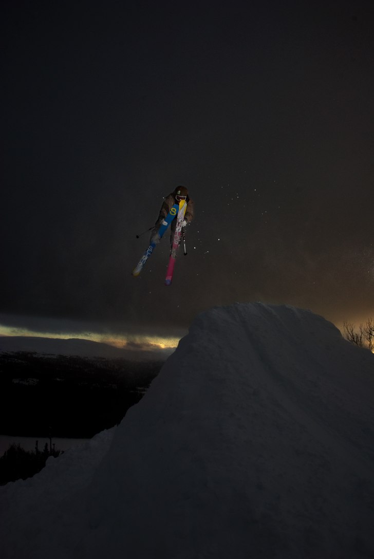 oscar wester visar hur man kör en lastbil. Foto: hugo ljungquist. Åkare: oscar wester.