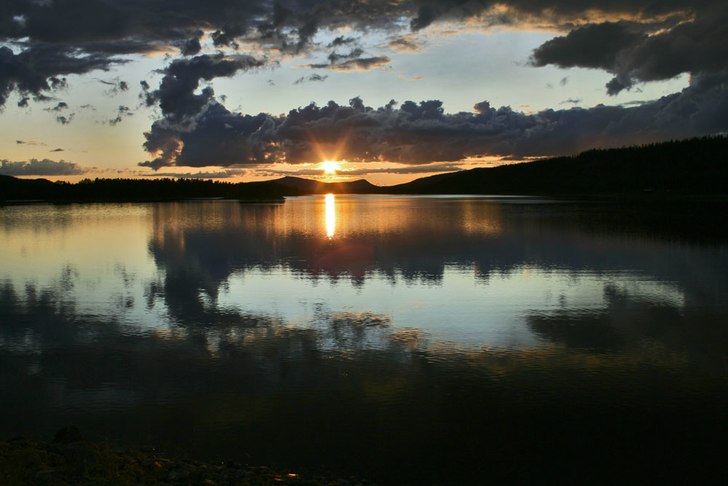 solnedgång med tunga moln. Foto: ulf närwall.