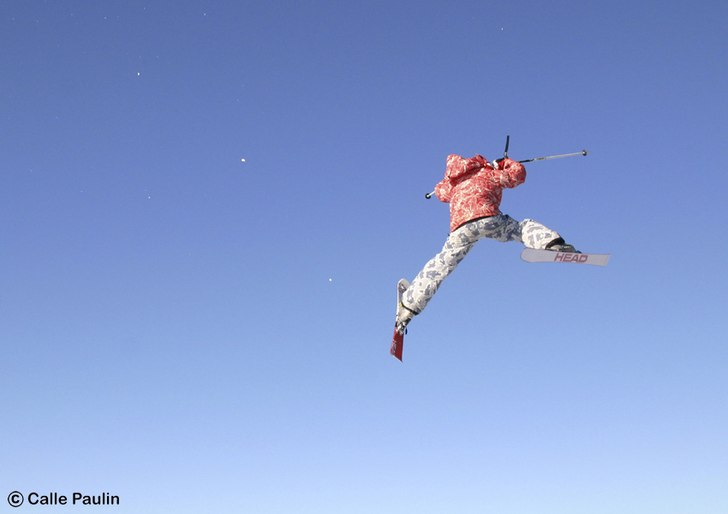 Elev hos Freeskiers hoppar. Foto: Calle Paulin.