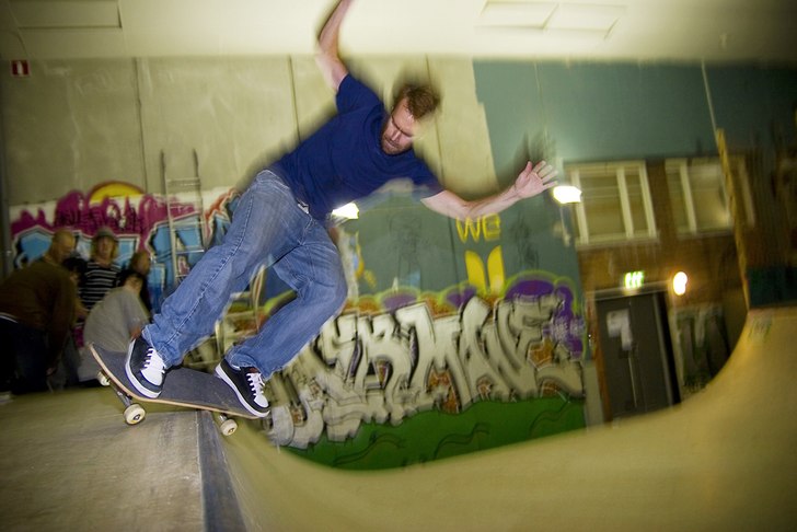 Jonte visar upp sin sköna brädkänsla för pucke. Foto: Mattis Johansson. Åkare: Jonte Grundelius.