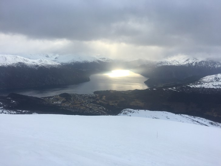 Søndag 9.April 

Overskya, lett regn nede og sn�.