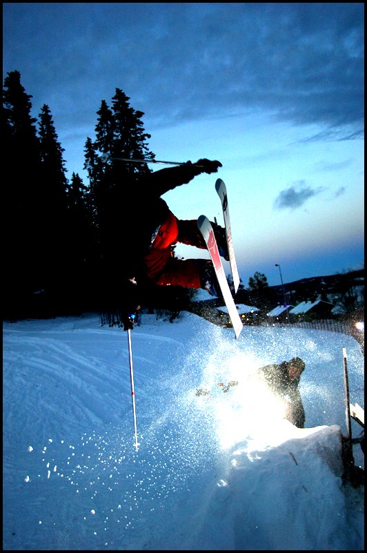 Gustav kör det mer misslyckade corner´n , men bi. Foto: Niklas Sundin. Åkare: Gustav Snell.