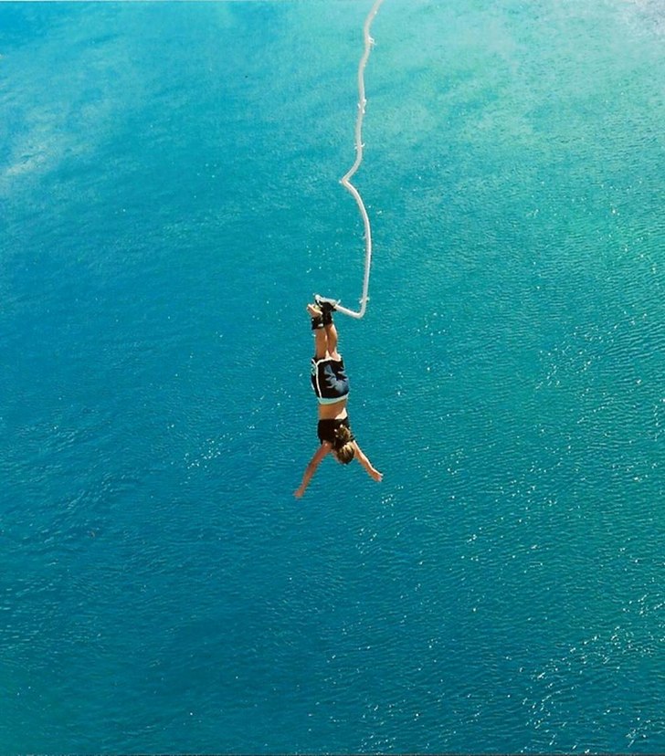 Jag hoppar Bungyjump i Taupo, Nya Zeeland. Foto: Linn Bäckdahl. Åkare: Evelina Larson.