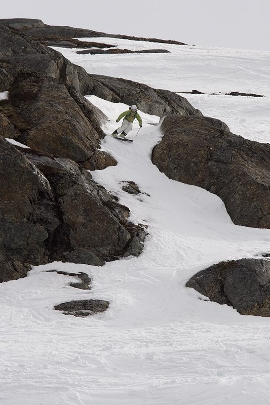 Foto: Johan Hellman. Åkare: Tobias Liljeroth kör högfartskryssning mellan klipporna i toppen av ravinen..