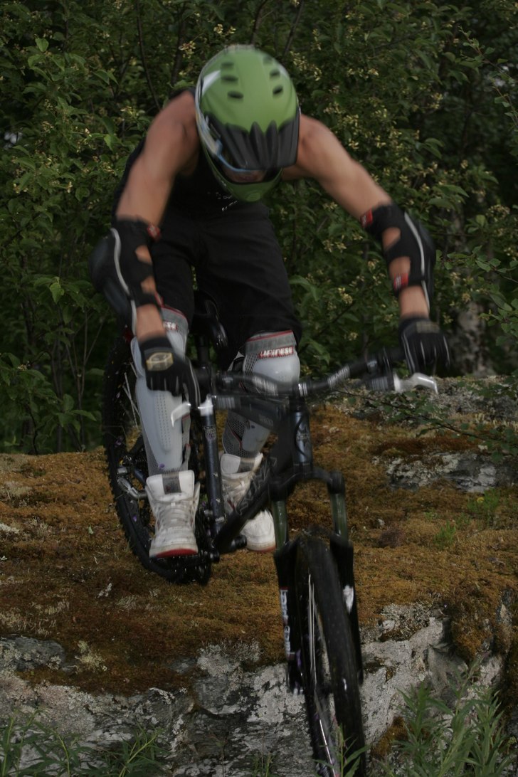 droppar lite o landar självklart på huvudet, gjo. Foto: micke kajbring. Åkare: tobias kajbring.