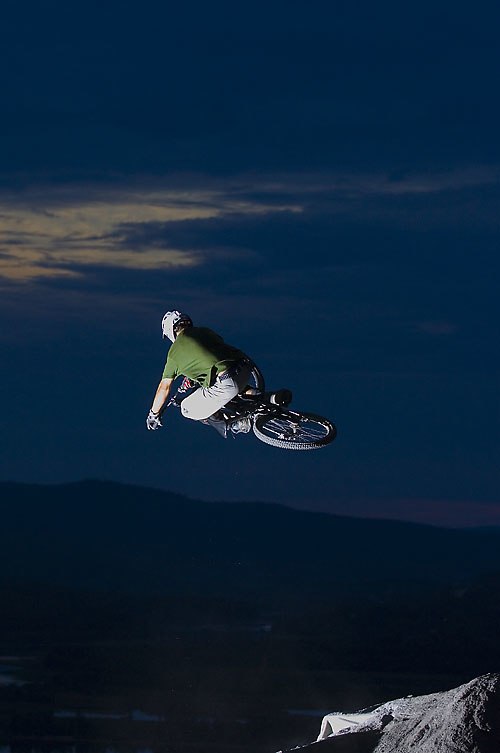 Steve Romaniuk tar fläskig höjd i parken en fin . Foto: Jesper Molin (www.jesperphoto.com). Åkare: Steve Romaniuk.