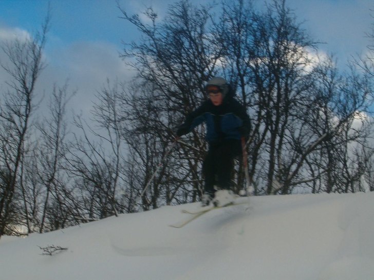 hopp utför ett stup.. Foto: Johan Daniels. Åkare: Biffen.