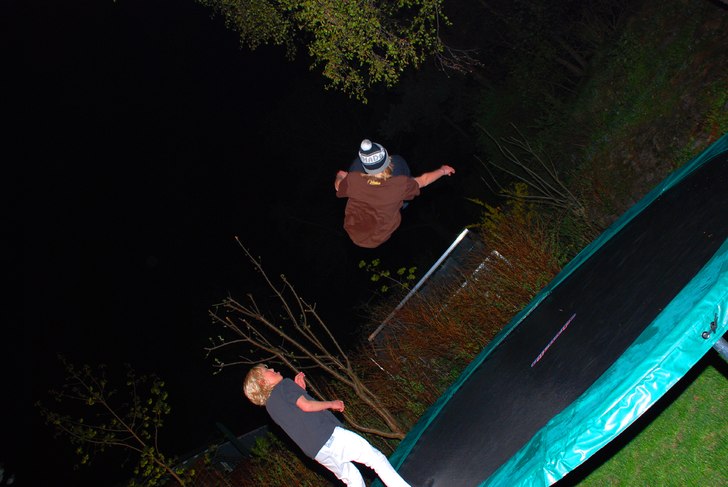 corkar 7 i nattmörkret. Foto: Felix Djuphammar. Åkare: Fille Wiberg.