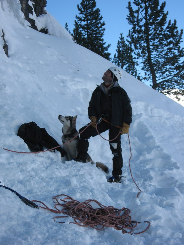 uppmärksam säkringsman/hund i Cervieres.. Foto: Jonas Tufvesson. Åkare: okänd jycke med säkringsman.