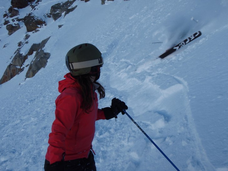 Innuti snömolnet finns mats, hans skida syns dock. Foto: Emil Modig. Åkare: Mats Norlén & Camilla Lundberg.