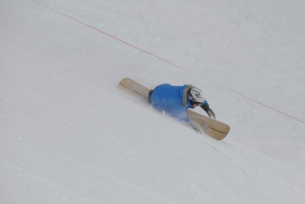 Frontside carve. Foto: Vahur Krovek. Åkare: Mats Drougge.