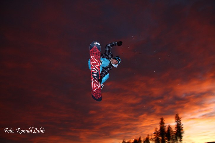 Oskar på väg runt med en snygg grab. Här har ja. Foto: Ronald Lahti. Åkare: Oskar Långström.