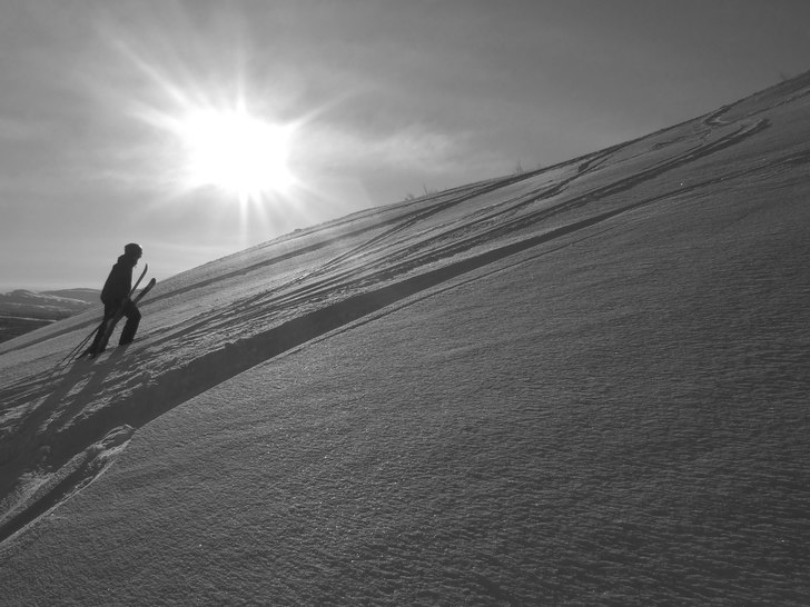 traska för bc-hopp i kvällsolen, sjukt härligt!. Foto: Mgnus Gustafsson. Åkare: Simon Magnusson.