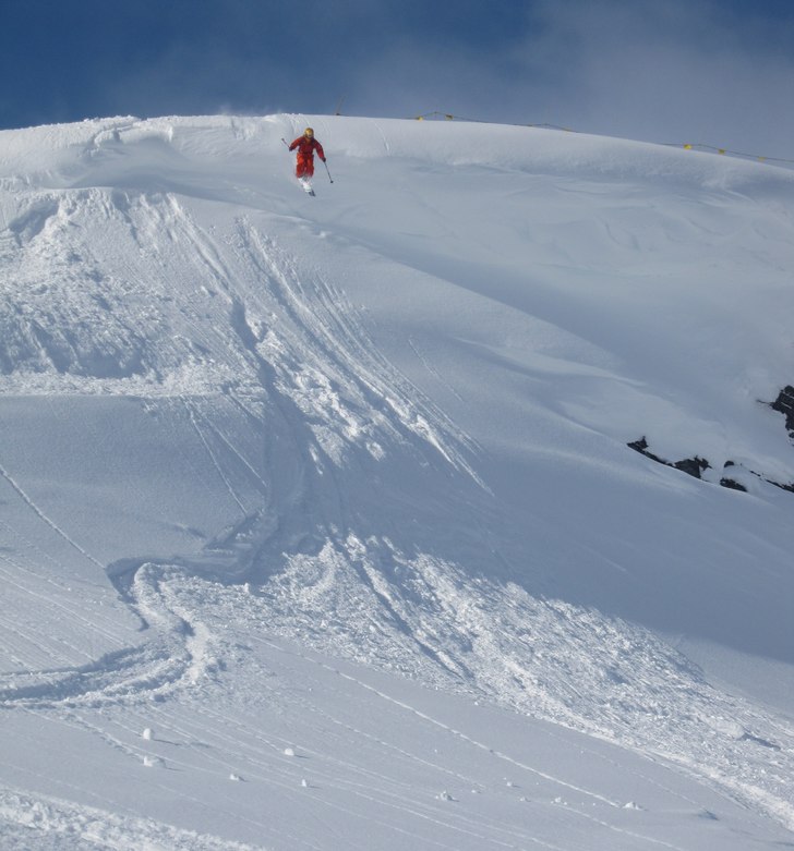 Hoppar vindrivan skiers left om Kittelliften i Bj�. Foto: Hannes Palm. Åkare: Carl Edin.