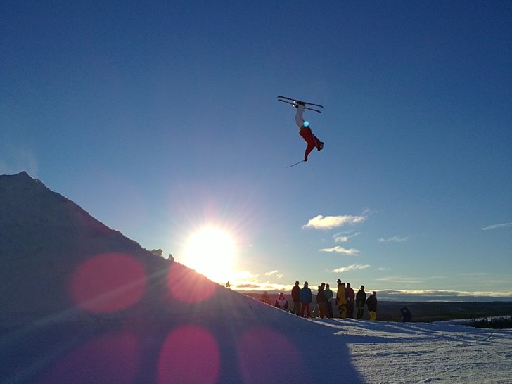 olle eriksson i en fet backflip i första svarta. . Foto: Erik Bodén. Åkare: Olle Eriksson.