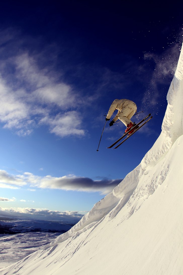 Alexander Westöö som droppar åker lite utanför. Foto: Robin Andersson. Åkare: Alexander westöö.