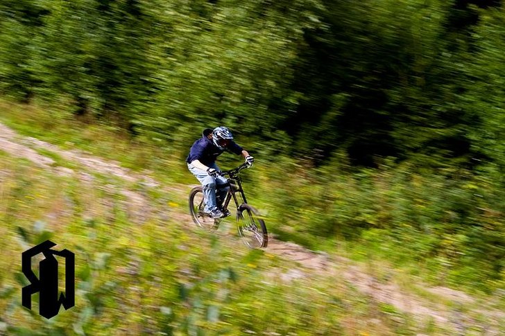 cyklar lite neförrs i sunne. Foto: Kw Olsson. Åkare: Love Göransson.