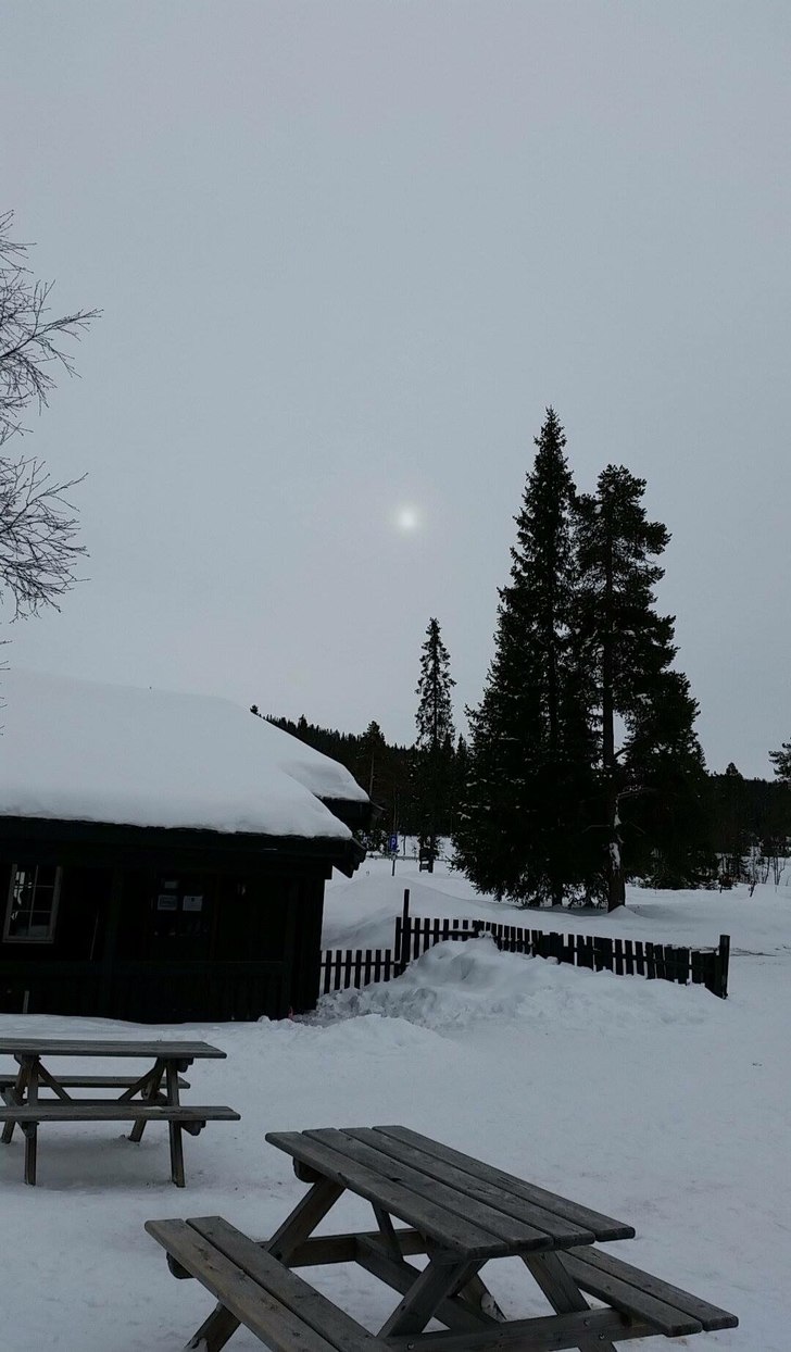 Bak skyene er himmelen alltid blå
Det ligger ann .