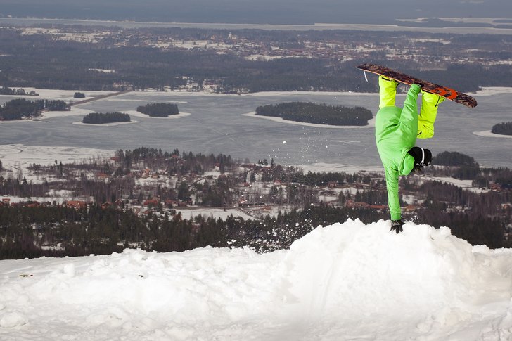 Toppen på Gesundaberget med Gesunda och Sollerön. Foto: Andreas Timfält. Åkare: Adam Granqvist.