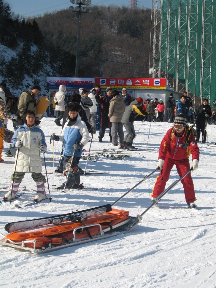 Foto: Martin Åkesson. Åkare: Här kommer pappas skidor, men var är Pappa!.
