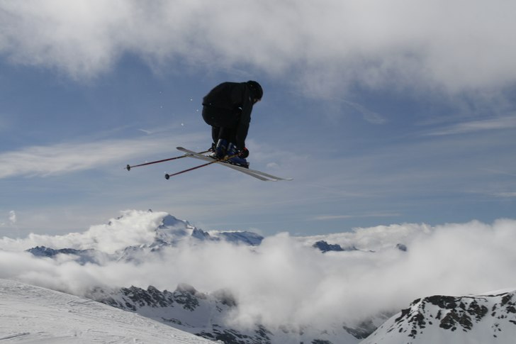 Ett hopp, mycket fart och ett glatt leende. Då ka. Foto: Linda Davidsson. Åkare: Simon Bylund.